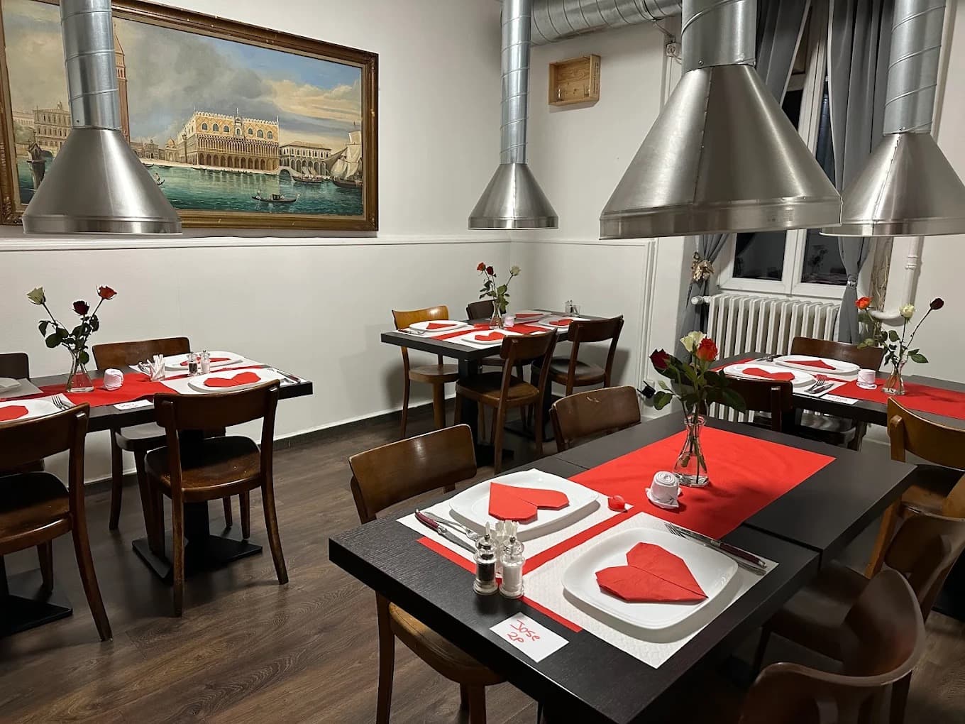 Salle du Restaurant Acacia, tables dressées sous les hottes en inox des grills